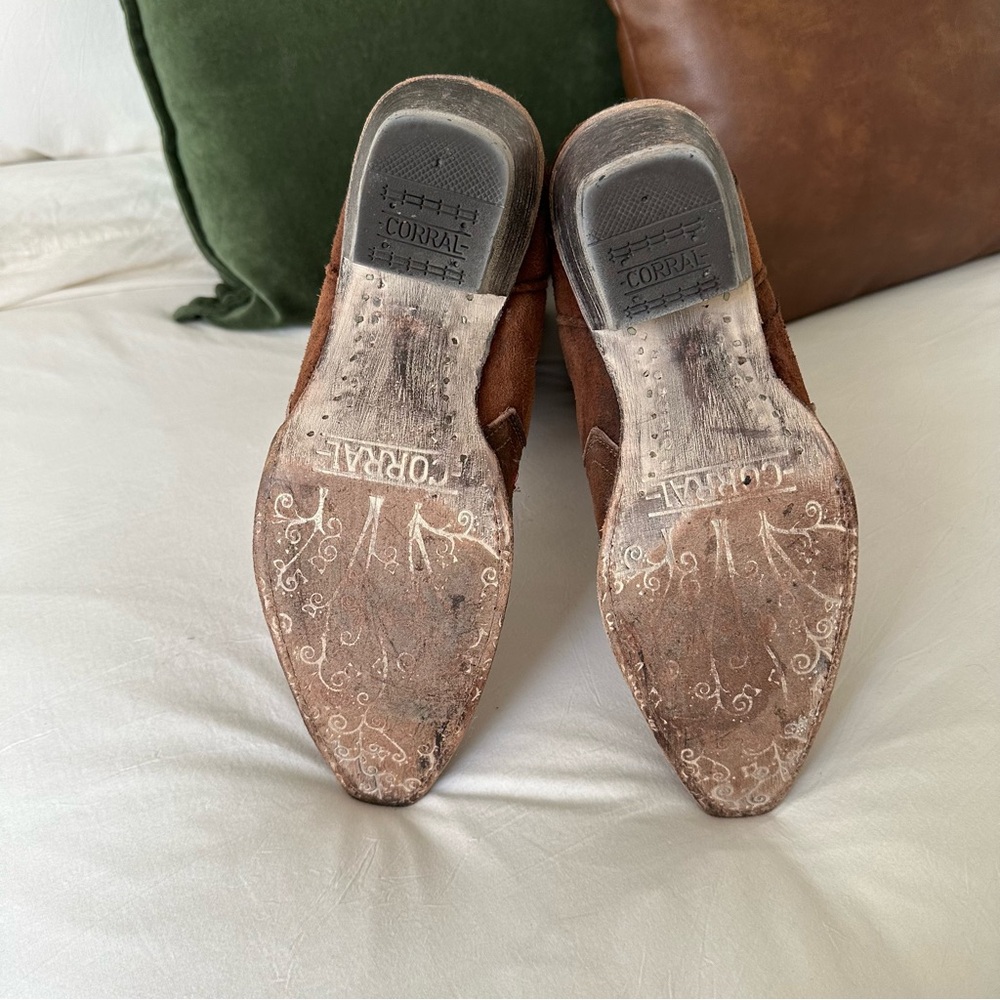 Corral Women’s Lamb Floral Embroidered Cowboy Boots - Picture 5 of 9